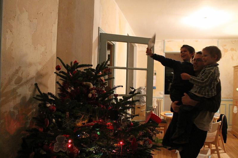 2013-12-14 Zelie mange du pain, les garcons decore le sapin 020.JPG